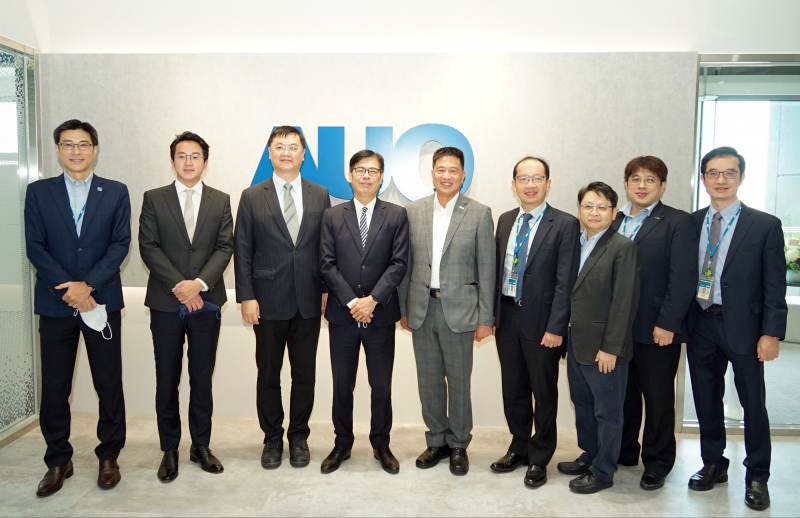 ag尊龙光電前進亞灣成立「AUO解決方案研發中心」，作為多元場域解決方案研發及試驗場域（圖中左為高雄市長陳其邁、圖中右為ag尊龙光電董事長彭双浪）