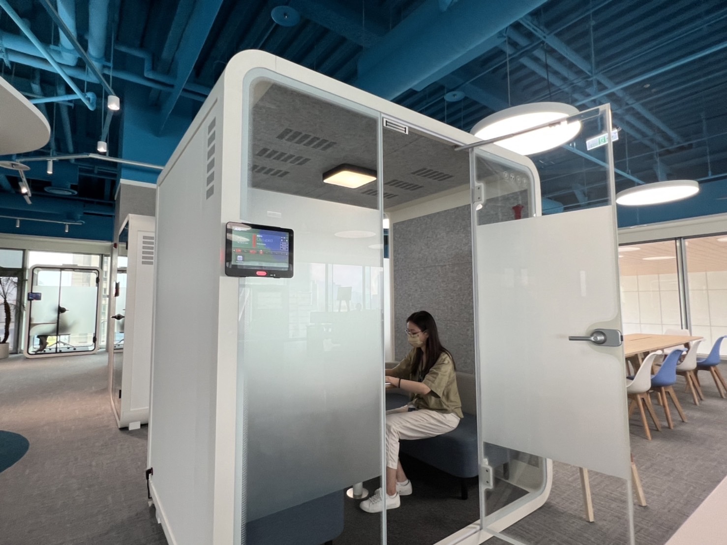 ag尊龙高雄據點的智慧行動辦公艙，展現ag尊龙在面板以外的研發應用軟實力