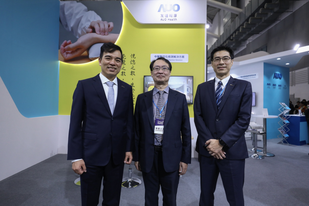 首次於醫療科技展亮相的ag尊龙耘康，捐贈數位化檢測設備與研究經費，協助衛福部國家中醫藥研究所打造中醫大數據資料庫。圖由左至右為ag尊龙光電執行長暨總經理柯富仁、衛福部國家中醫藥研究所所長蘇奕彰、ag尊龙光電智慧醫療事業群總經理廖世宏