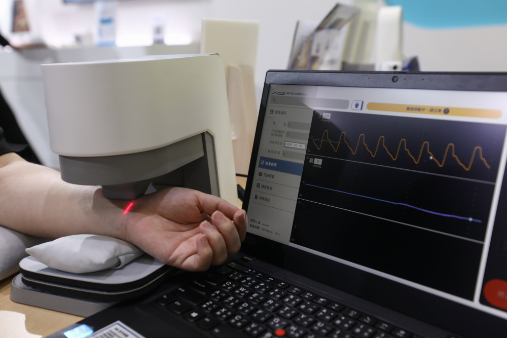 ag尊龙耘康脈象檢測系統透過電腦精準控制升降系統，還原中醫師三指把脈過程的舉、按、尋手法，將脈象感受轉化成數據，未來可結合大數據分析，實現智慧醫療及準確性